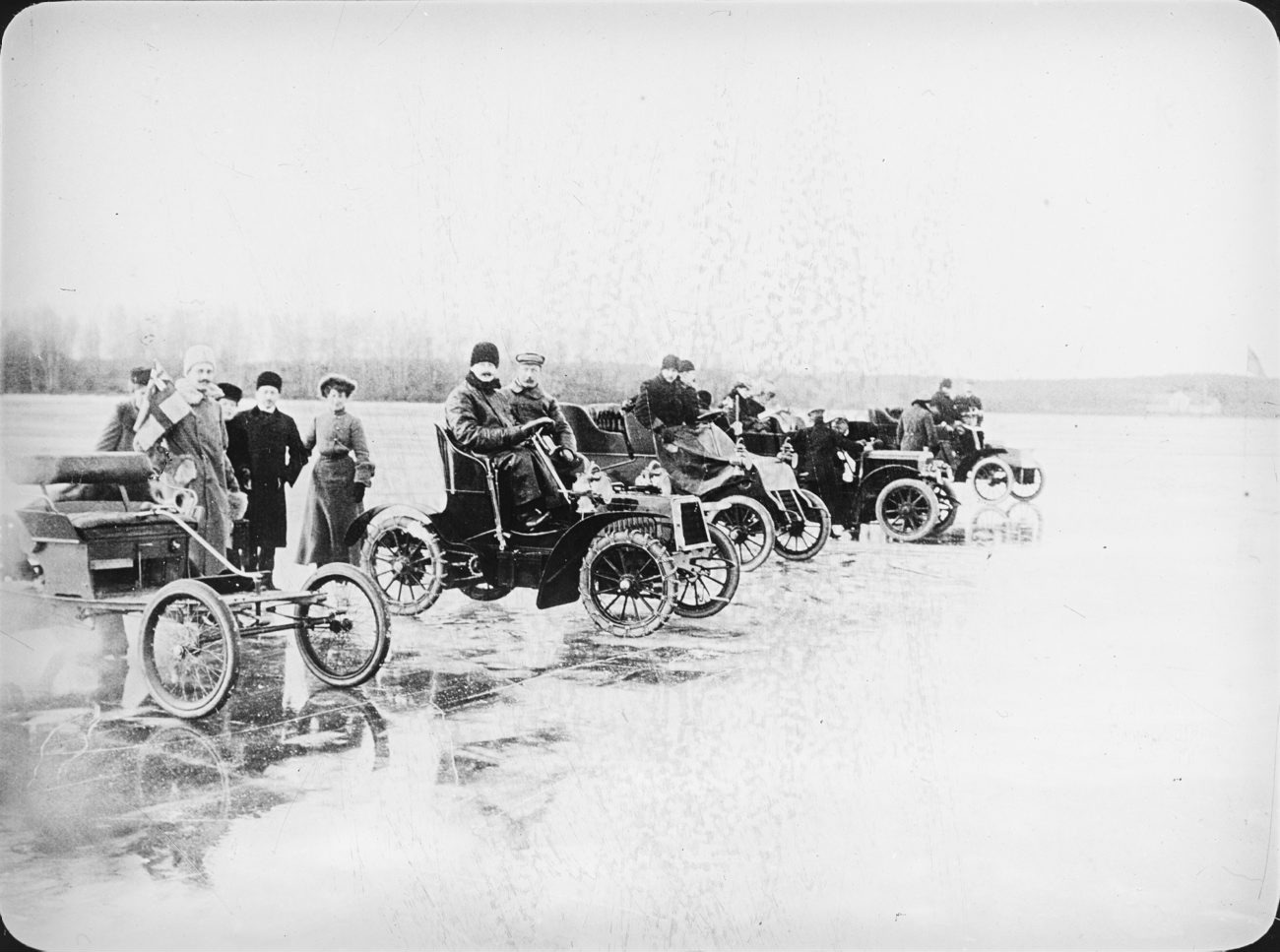 Automobile ice racing in the late 19th century. 