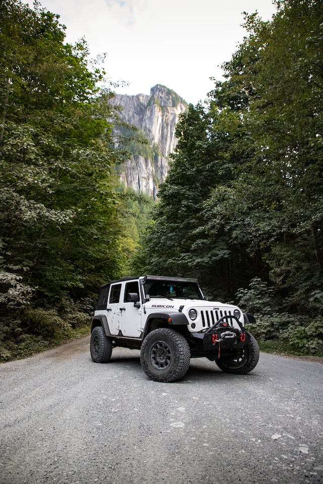 A Guide for Finding the Best Jeep Lift Kit and LED Headlights for Highway Driving