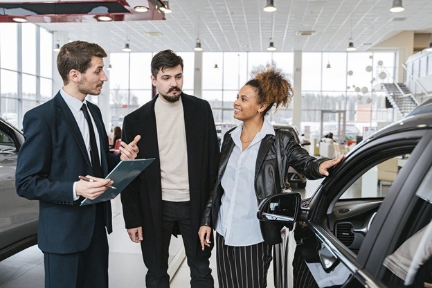 How to Avoid Getting Scammed by an Automobile Dealer