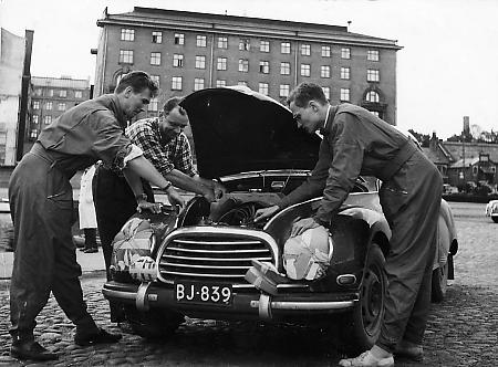 Osmo Kalpala servicing his DKW F93 during the 1956 rally