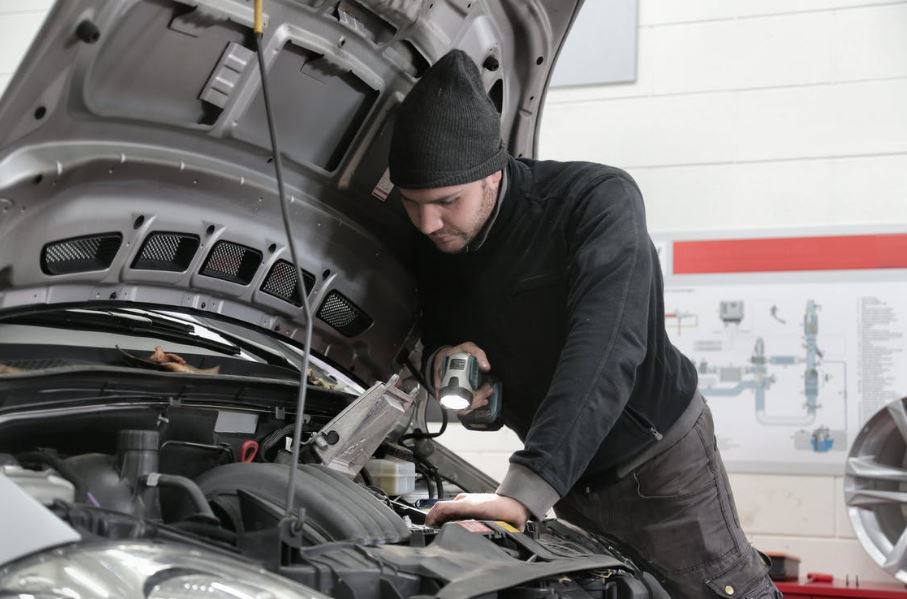 5 factors to consider when you try to choose a transmission technician