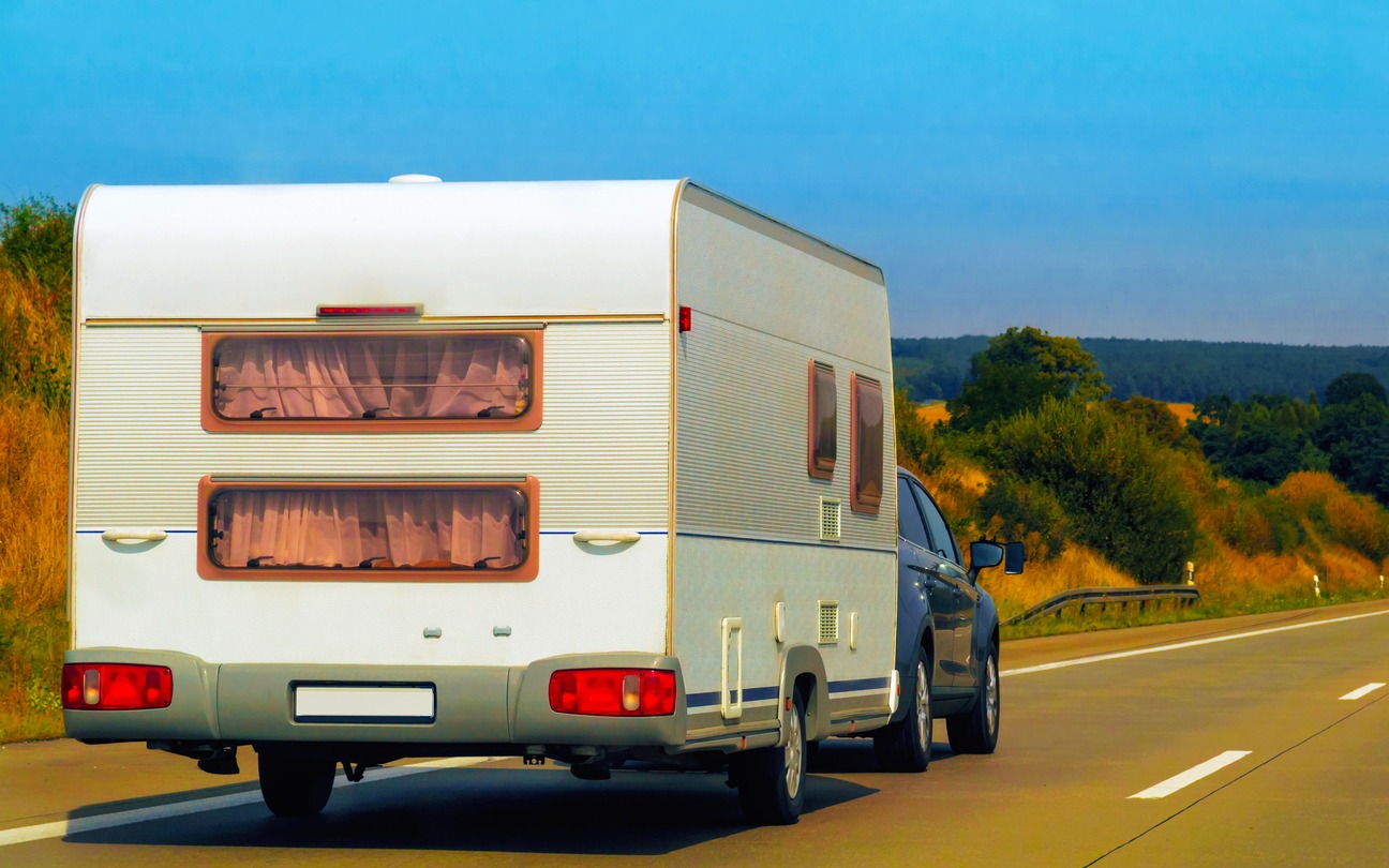 car-towing-an-RV-camper-on-the-road