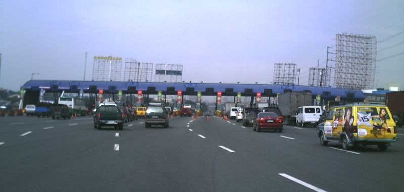 Balintawak toll plaza of the North Luzon Expressway in Caloocan, Philippines. The toll barrier has both electronic toll collection and cash payment in the same barrier before a new toll plaza was added.