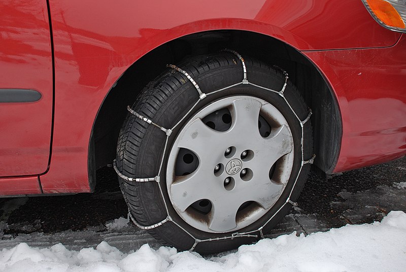 Cable chains on a car tire, with a relatively simple and easy-to-secure design; this is a ladder-type design